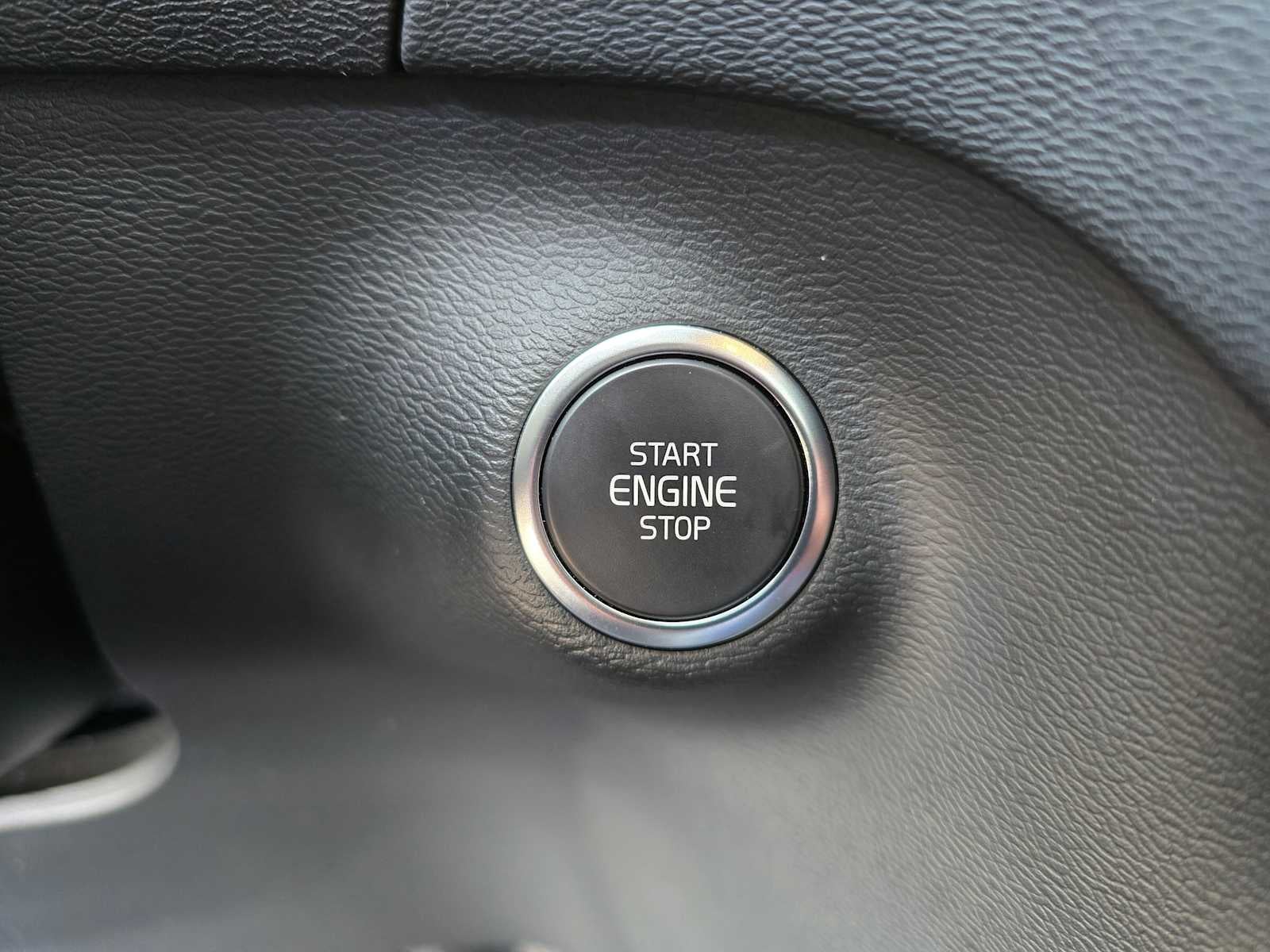 2025 Volvo XC40 Core Bright Theme