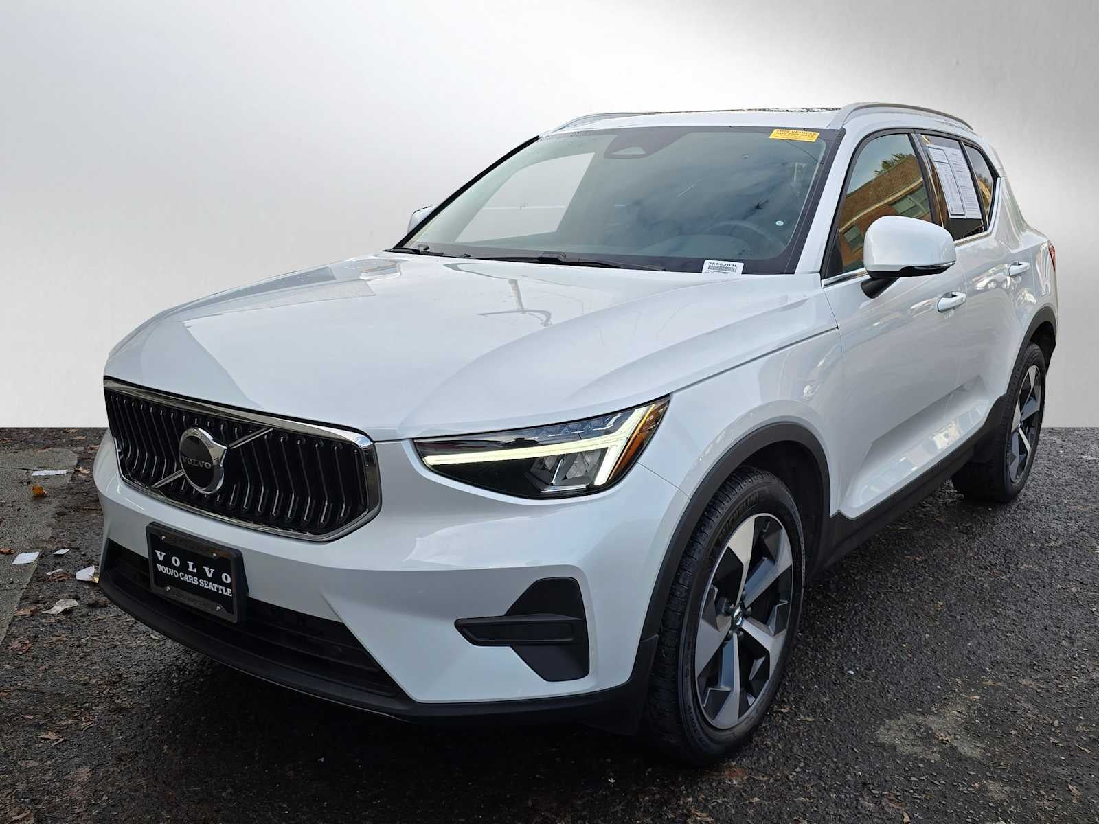 2025 Volvo XC40 Core Bright Theme