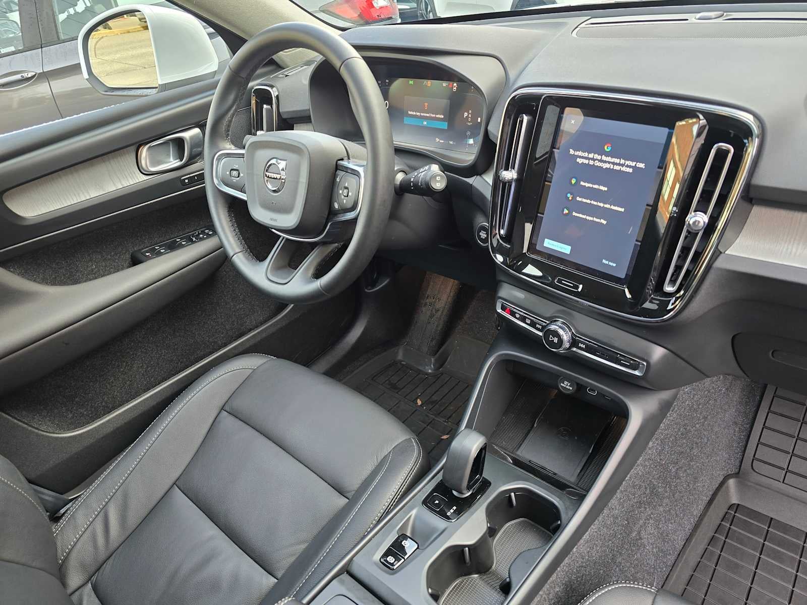 2025 Volvo XC40 Core Bright Theme