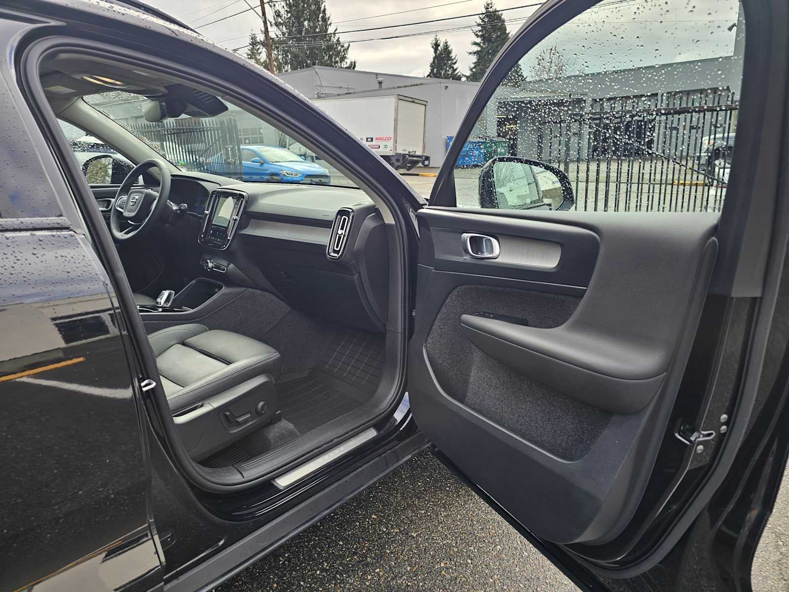 2024 Volvo XC40 Plus Dark Theme