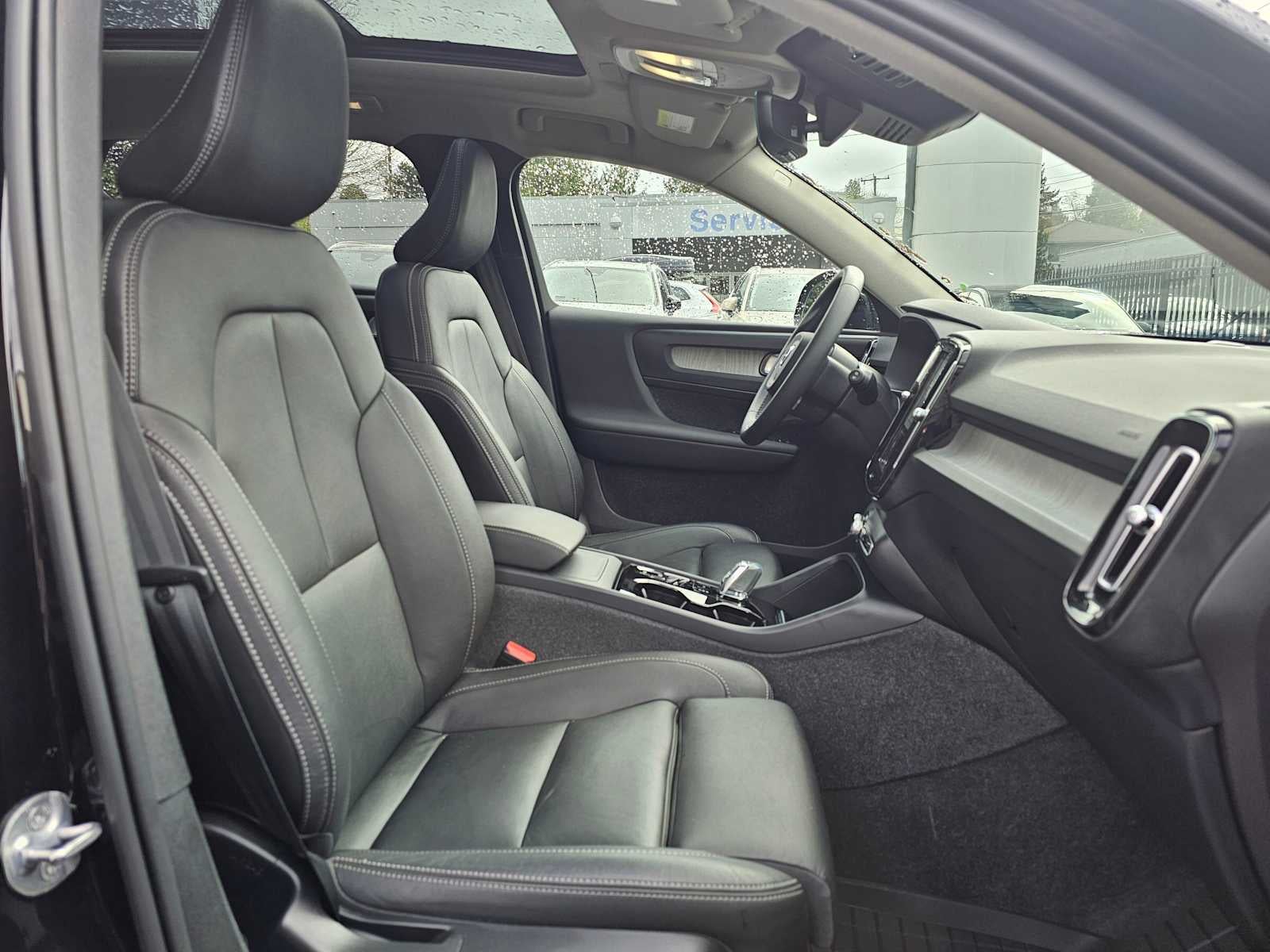 2024 Volvo XC40 Plus Dark Theme