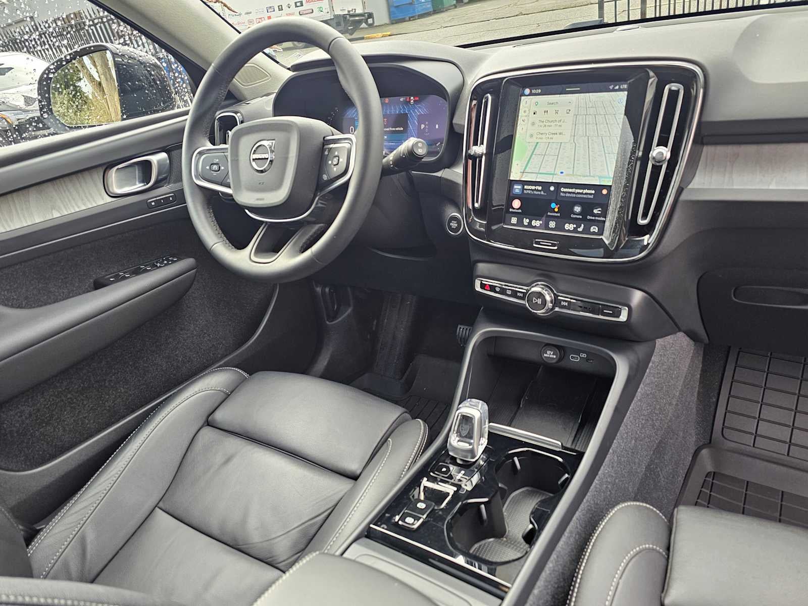 2024 Volvo XC40 Plus Dark Theme