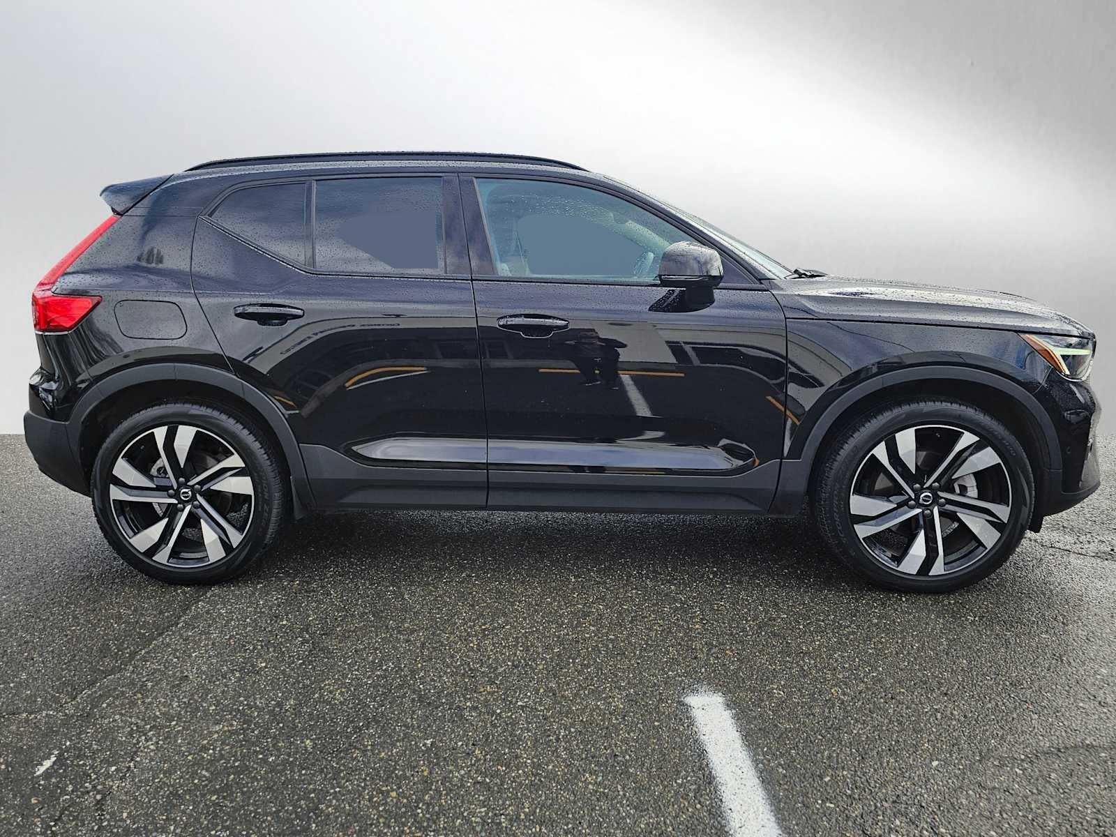 2024 Volvo XC40 Plus Dark Theme