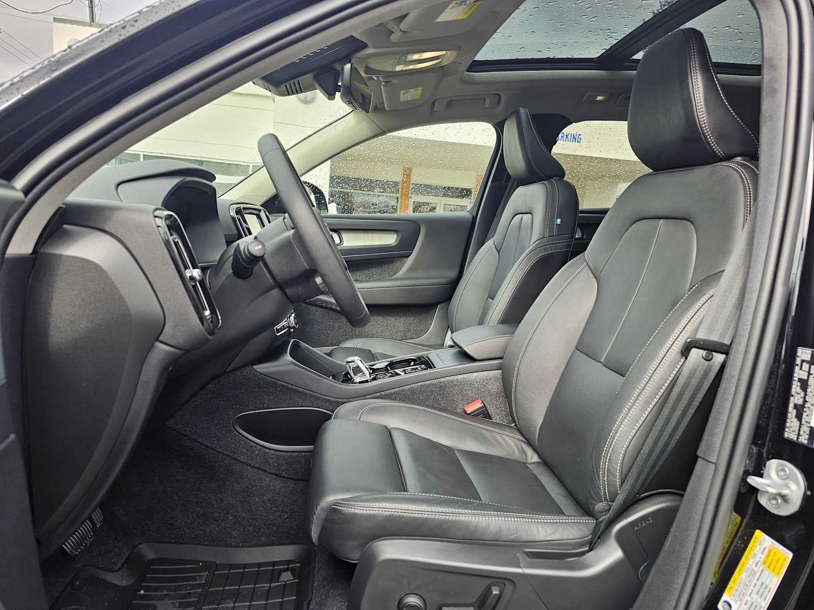 2024 Volvo XC40 Plus Dark Theme