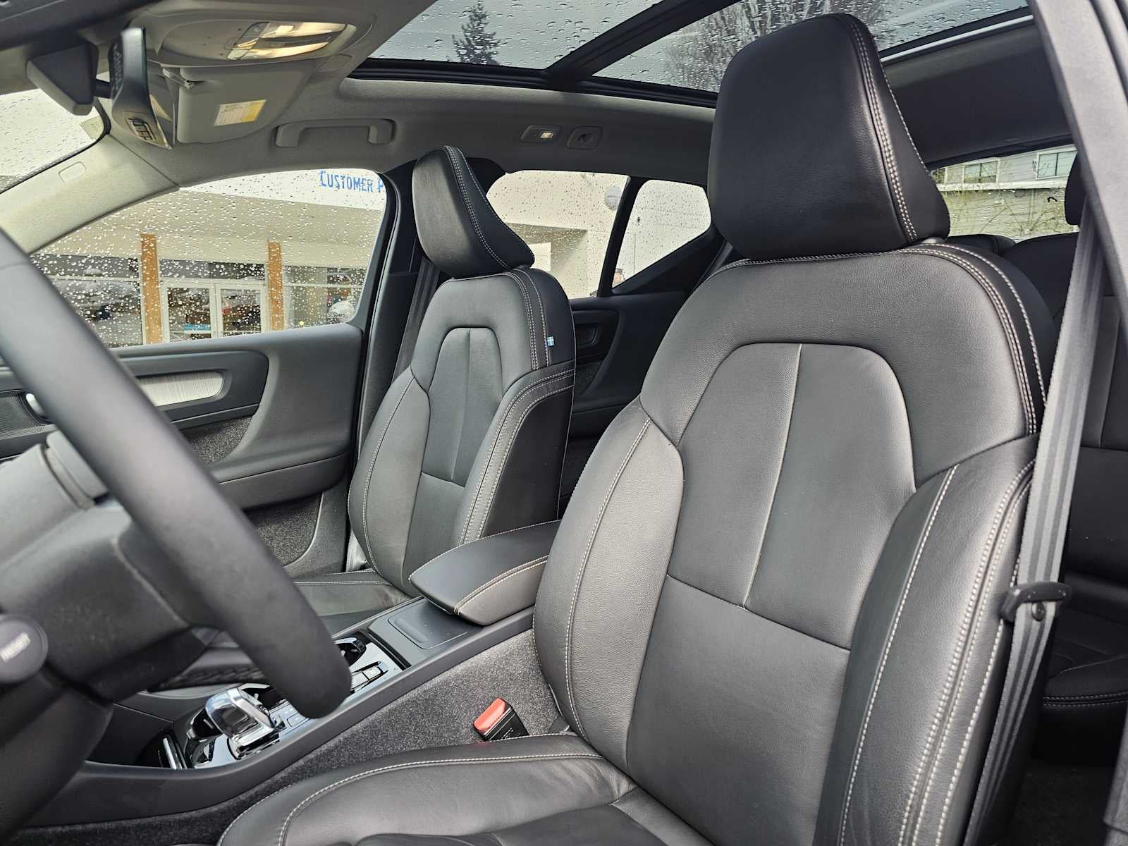 2024 Volvo XC40 Plus Dark Theme