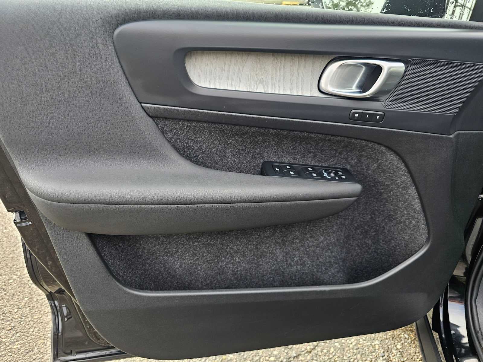 2024 Volvo XC40 Plus Dark Theme