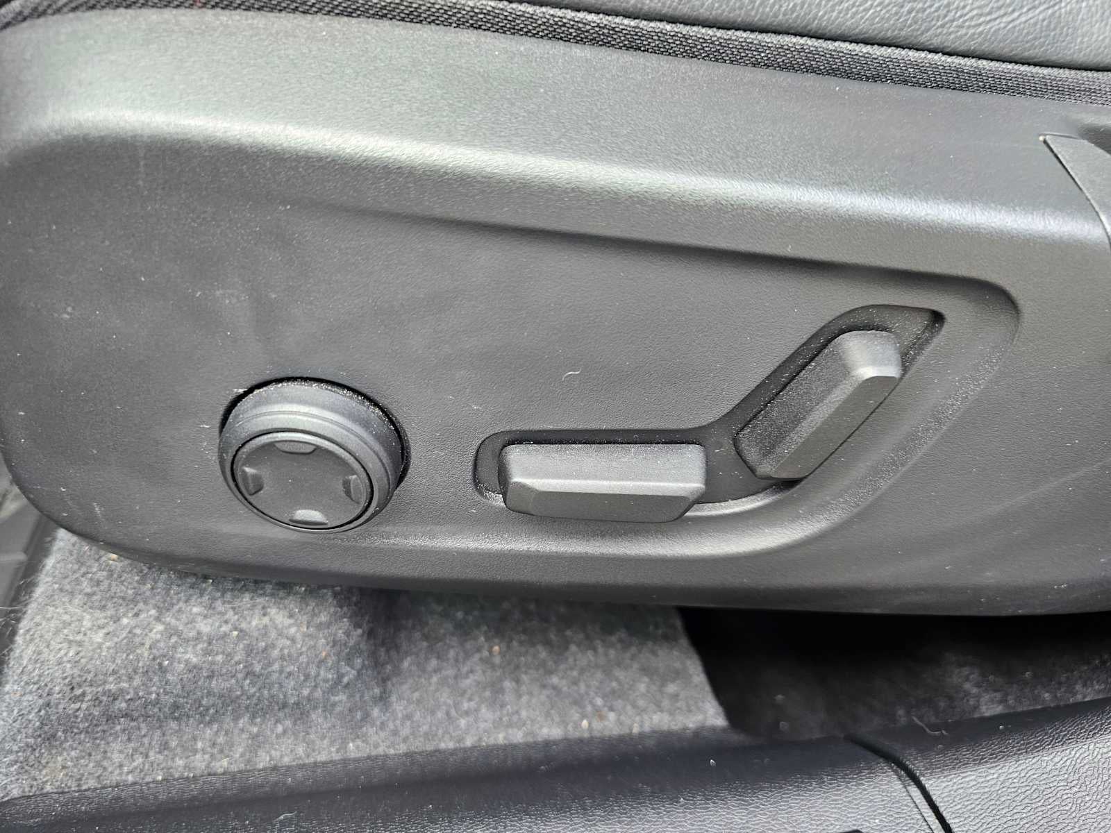 2024 Volvo XC40 Plus Dark Theme