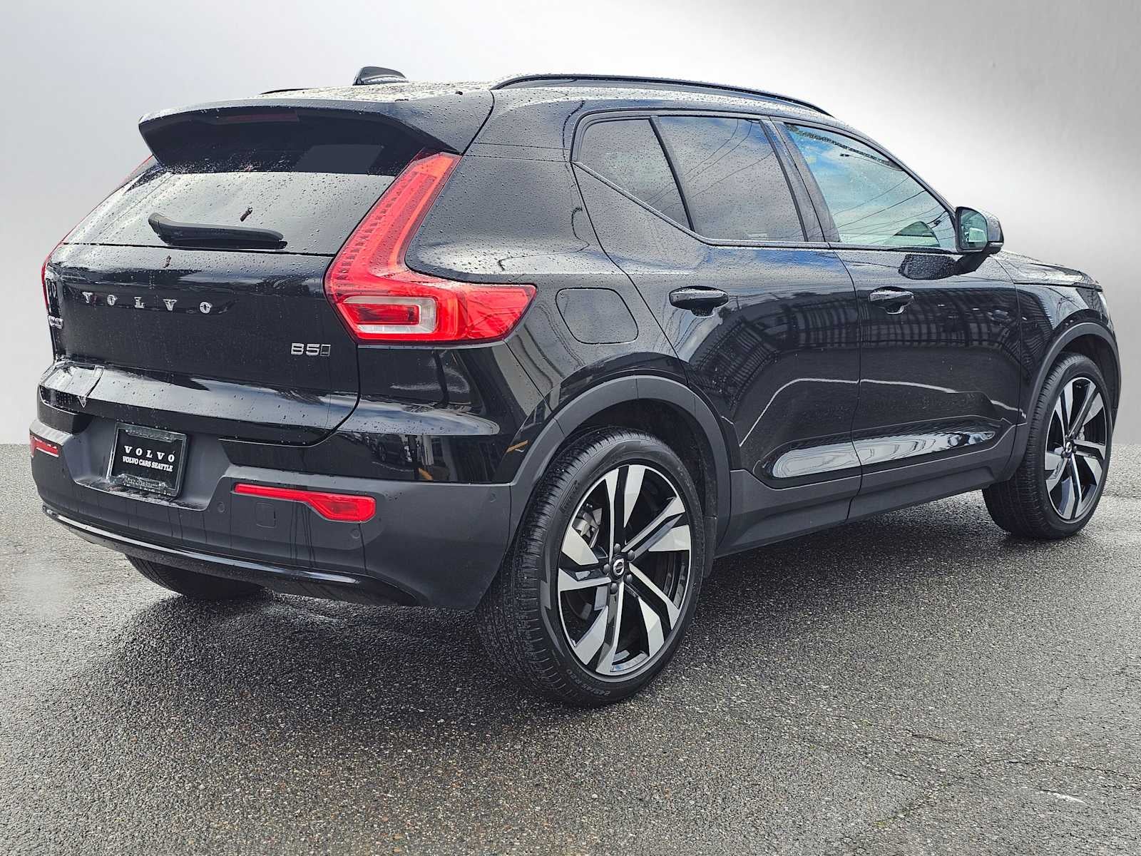 2024 Volvo XC40 Plus Dark Theme
