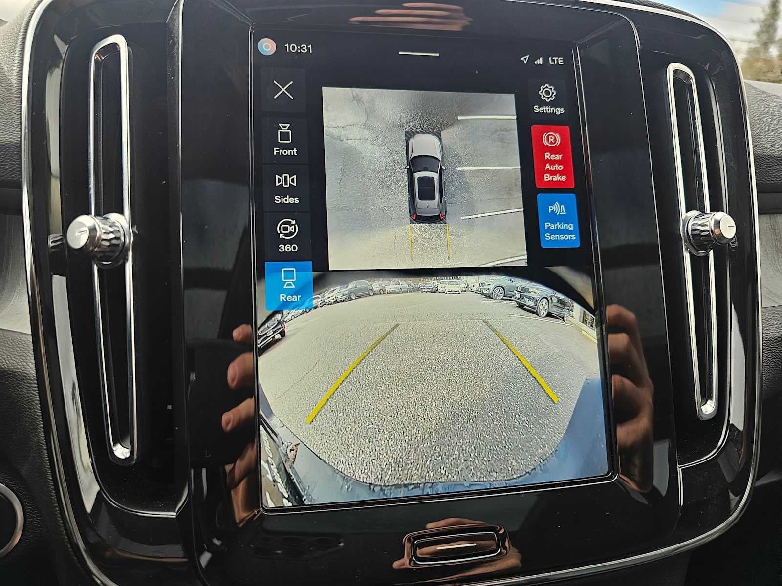 2024 Volvo XC40 Plus Dark Theme