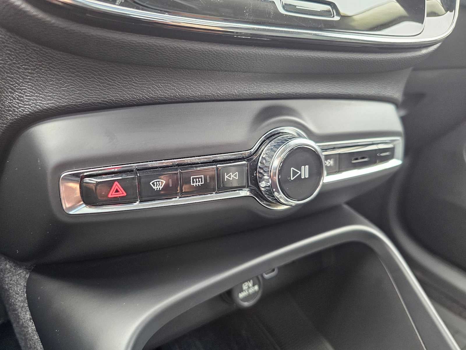 2024 Volvo XC40 Plus Dark Theme