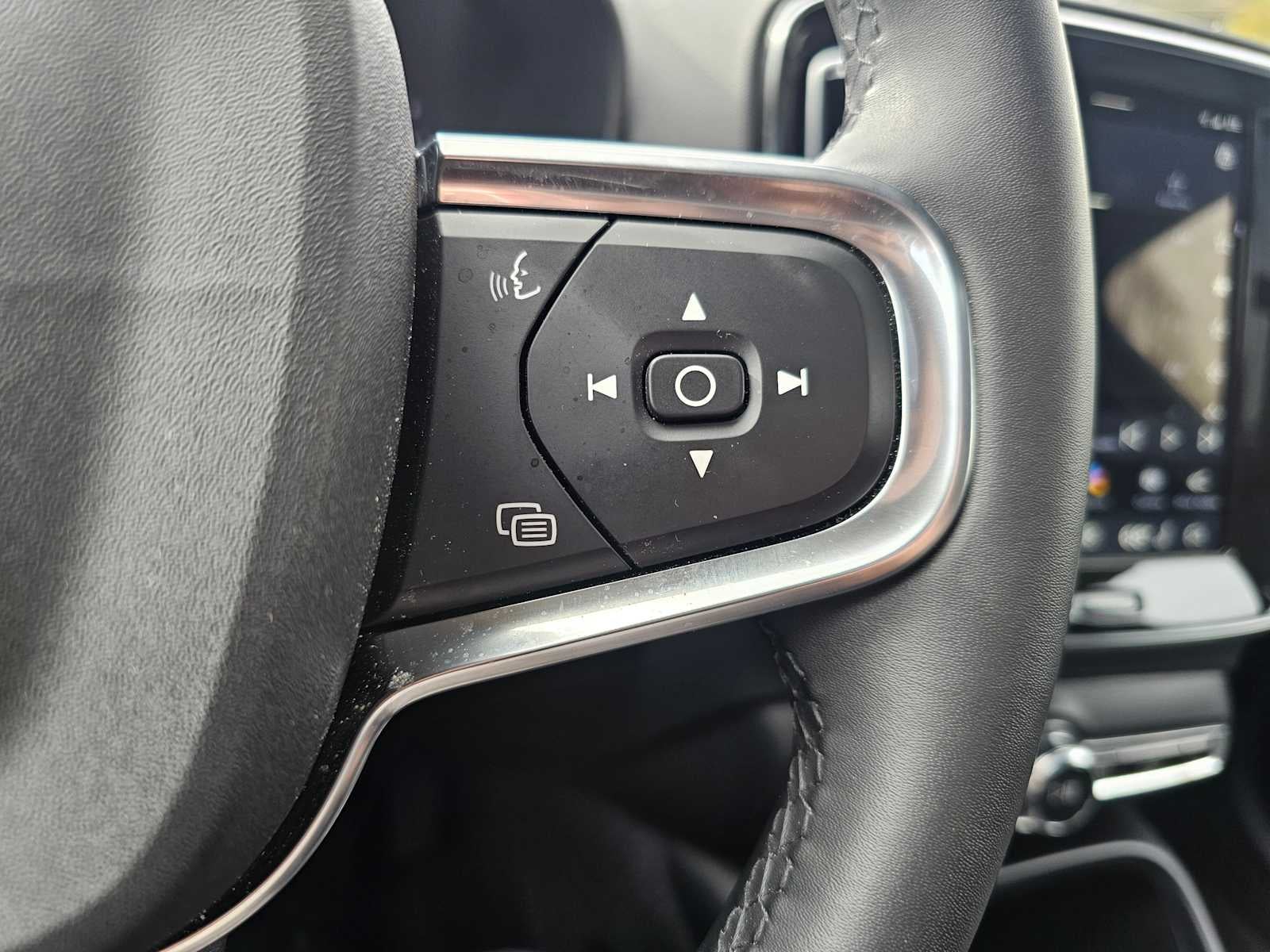 2024 Volvo XC40 Plus Dark Theme