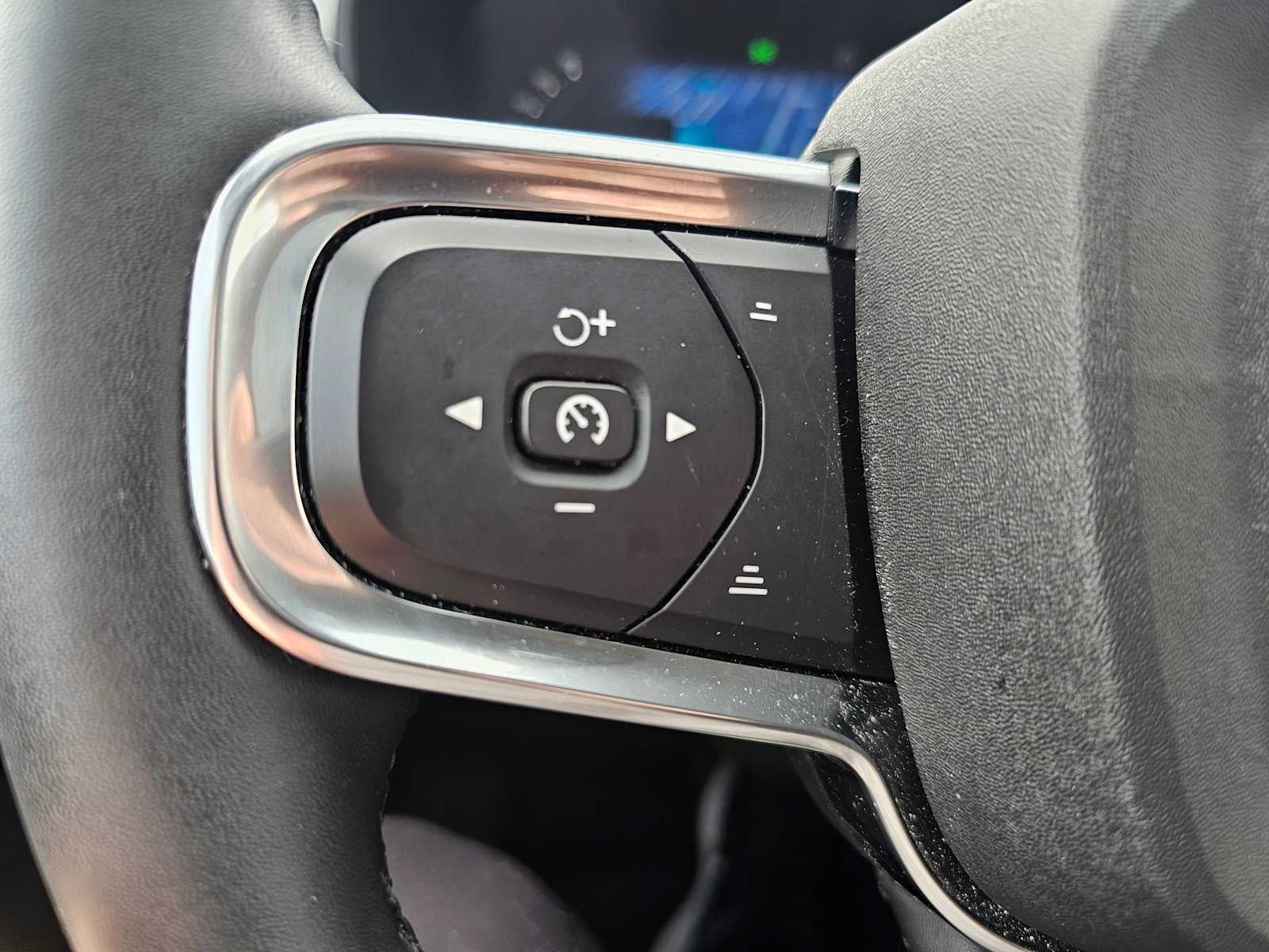 2024 Volvo XC40 Plus Dark Theme