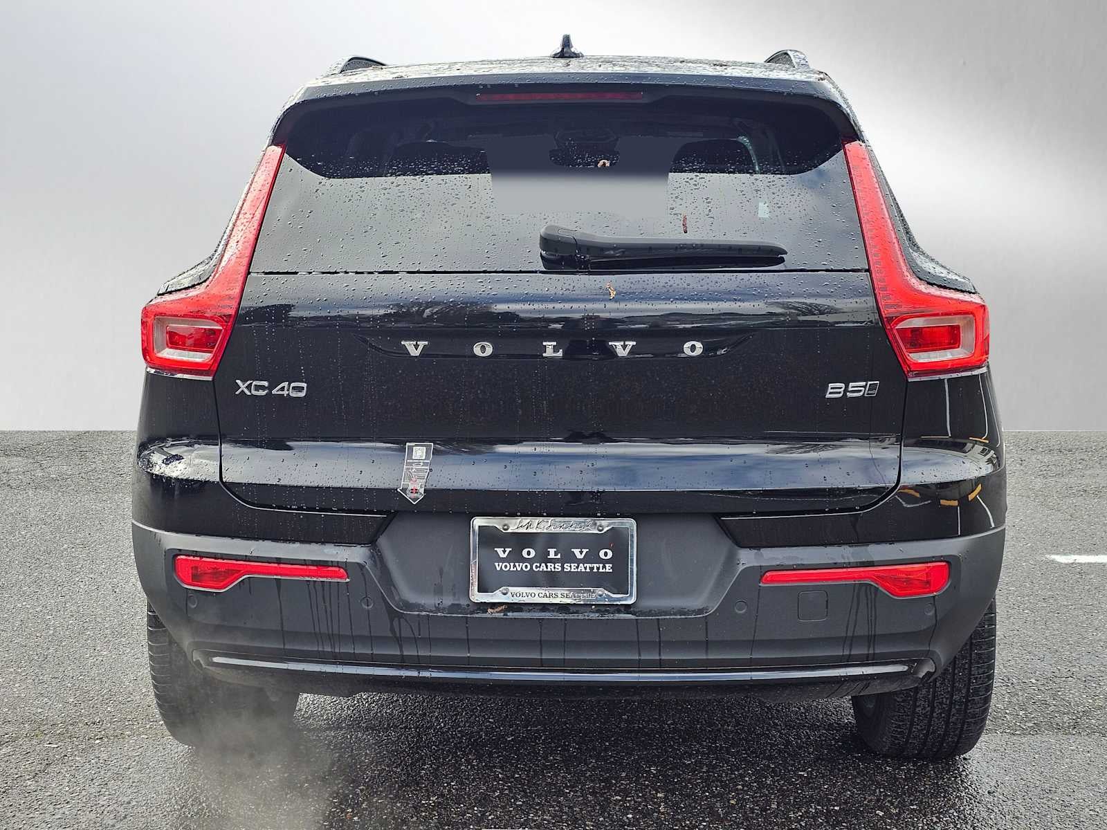 2024 Volvo XC40 Plus Dark Theme