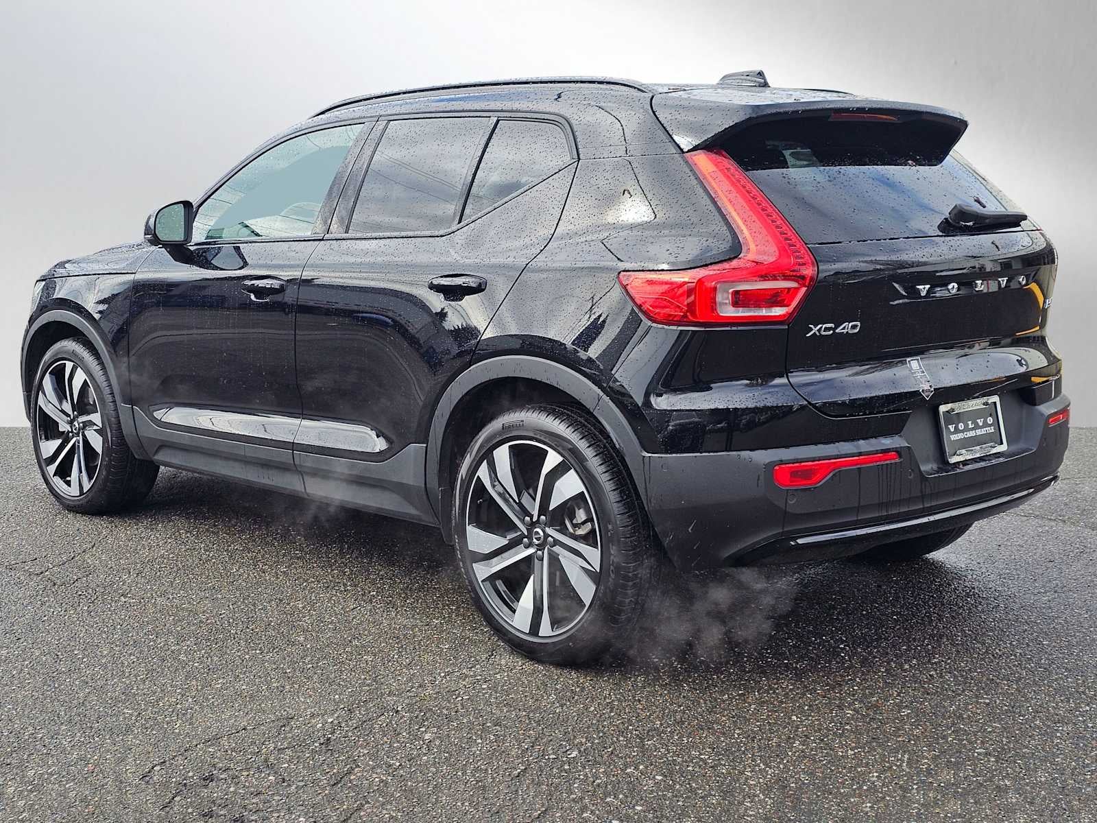 2024 Volvo XC40 Plus Dark Theme