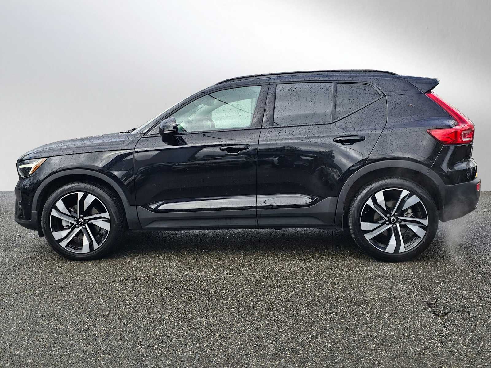 2024 Volvo XC40 Plus Dark Theme