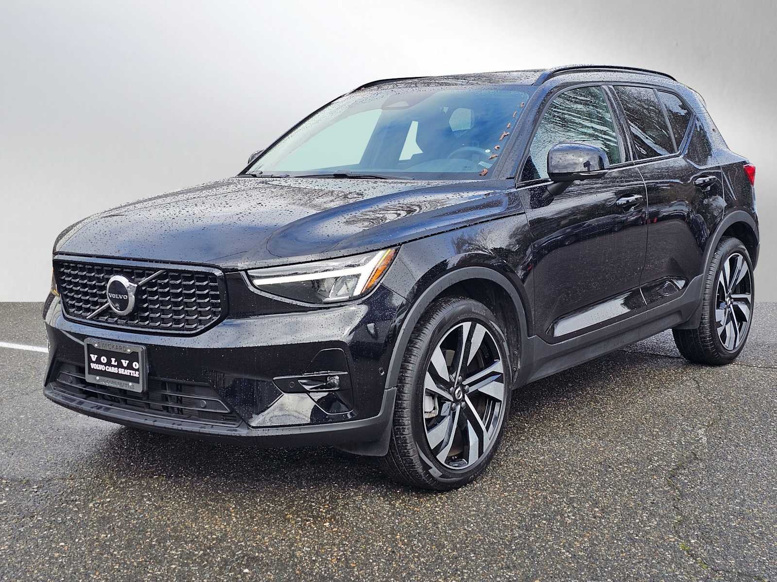 2024 Volvo XC40 Plus Dark Theme
