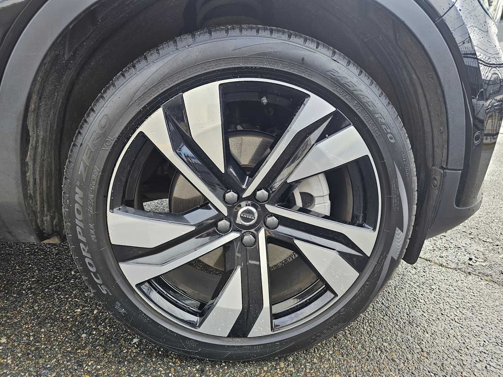 2024 Volvo XC40 Plus Dark Theme