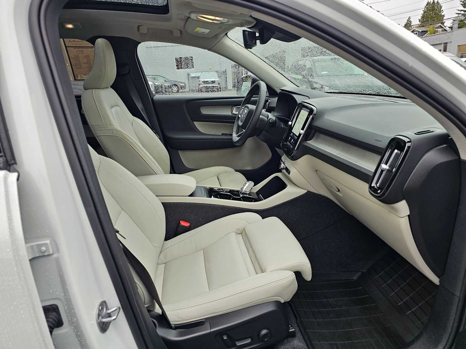 2024 Volvo XC40 Plus Dark Theme