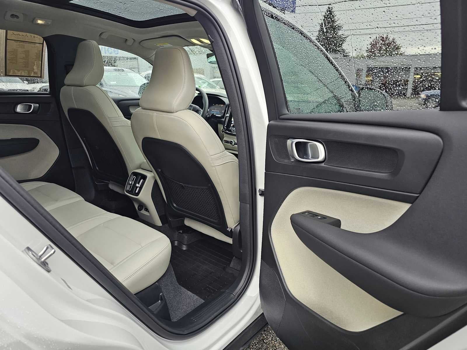 2024 Volvo XC40 Plus Dark Theme