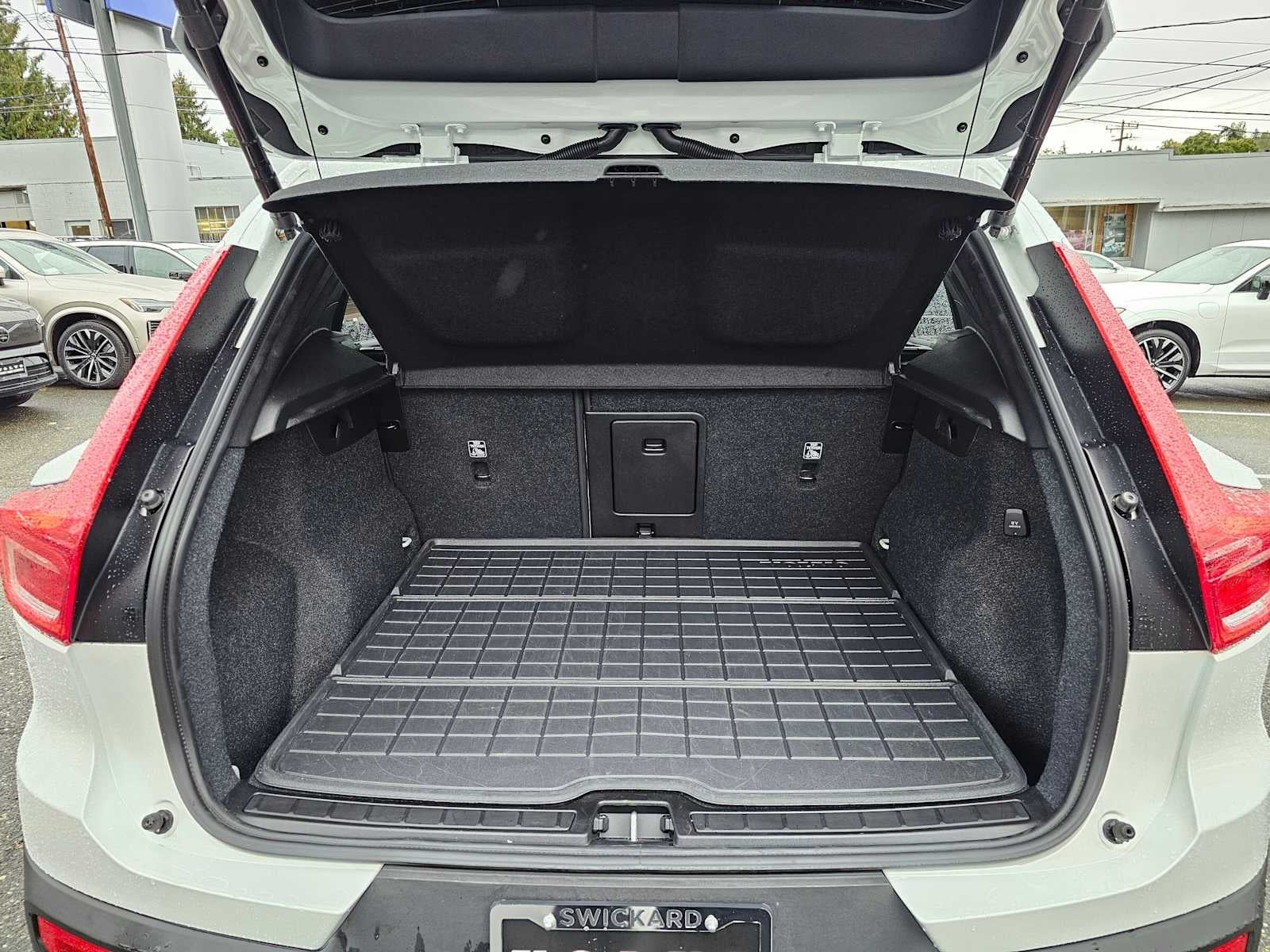 2024 Volvo XC40 Plus Dark Theme