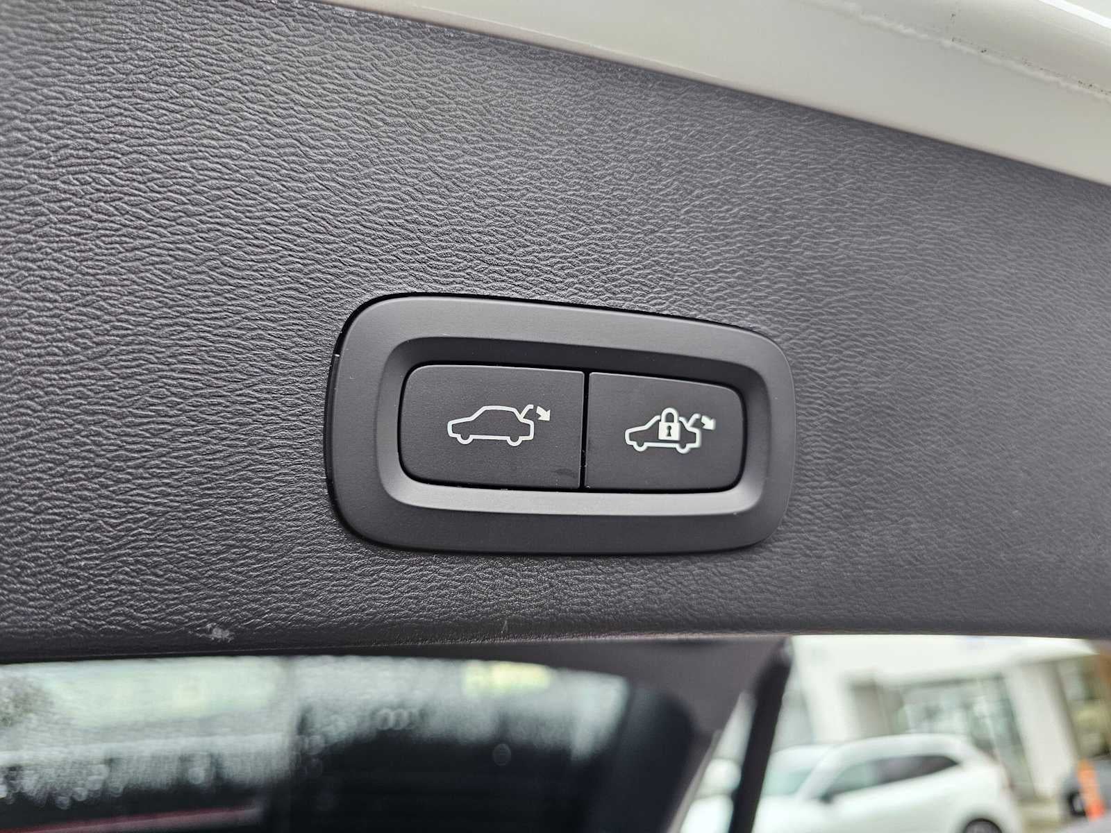 2024 Volvo XC40 Plus Dark Theme