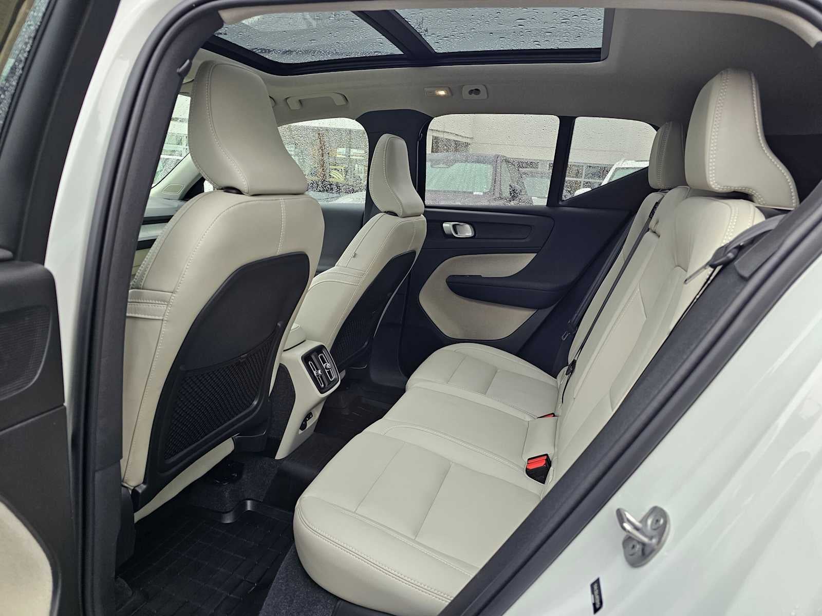 2024 Volvo XC40 Plus Dark Theme