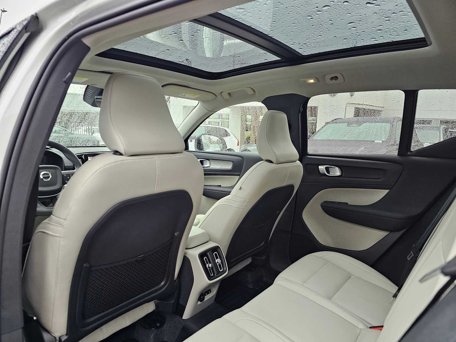 2024 Volvo XC40 Plus Dark Theme