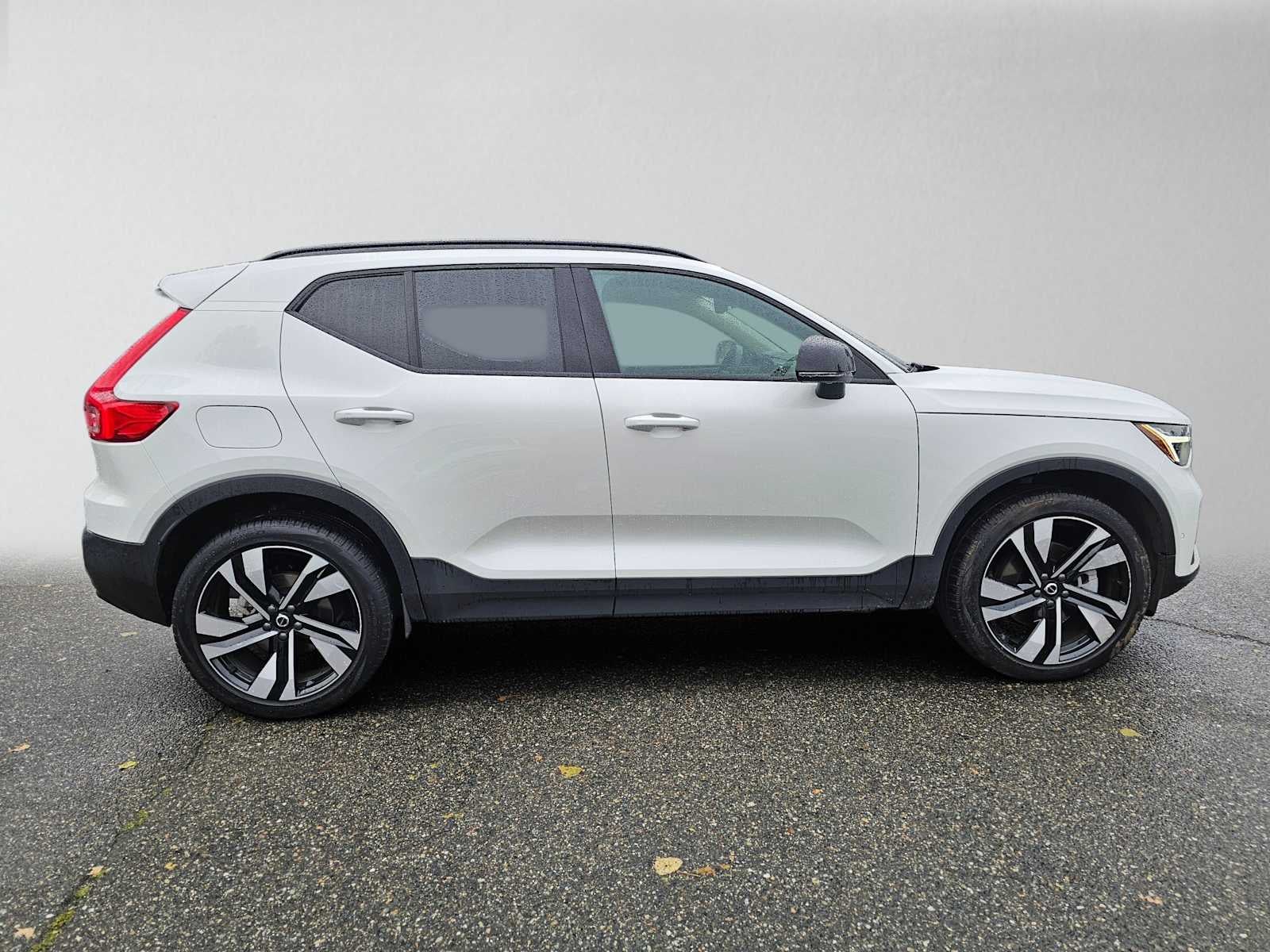 2024 Volvo XC40 Plus Dark Theme