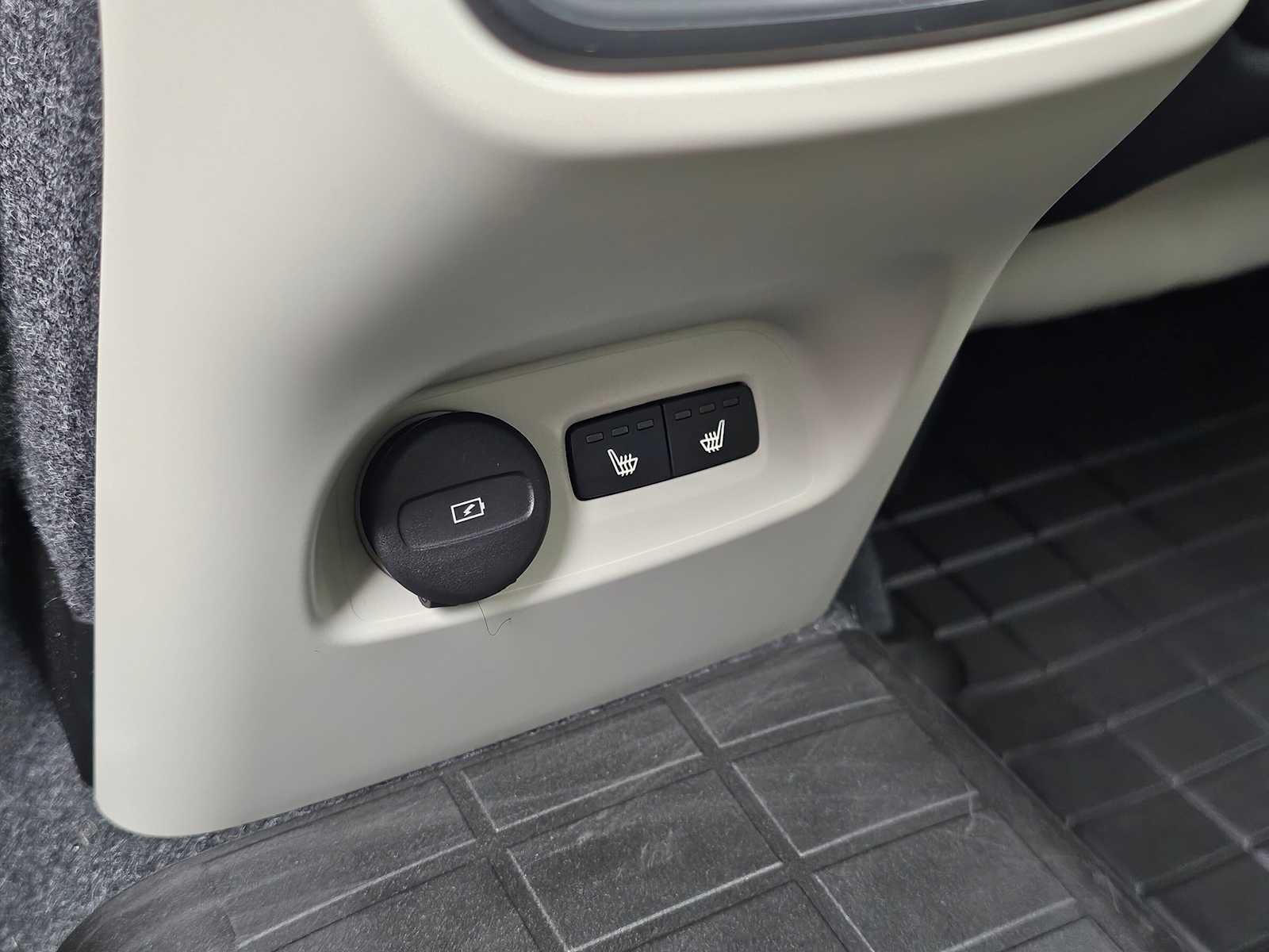 2024 Volvo XC40 Plus Dark Theme
