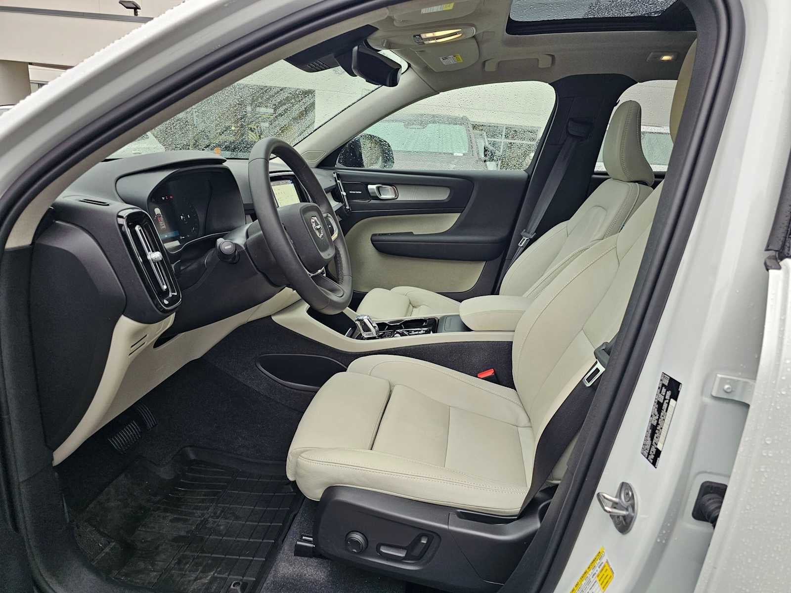 2024 Volvo XC40 Plus Dark Theme