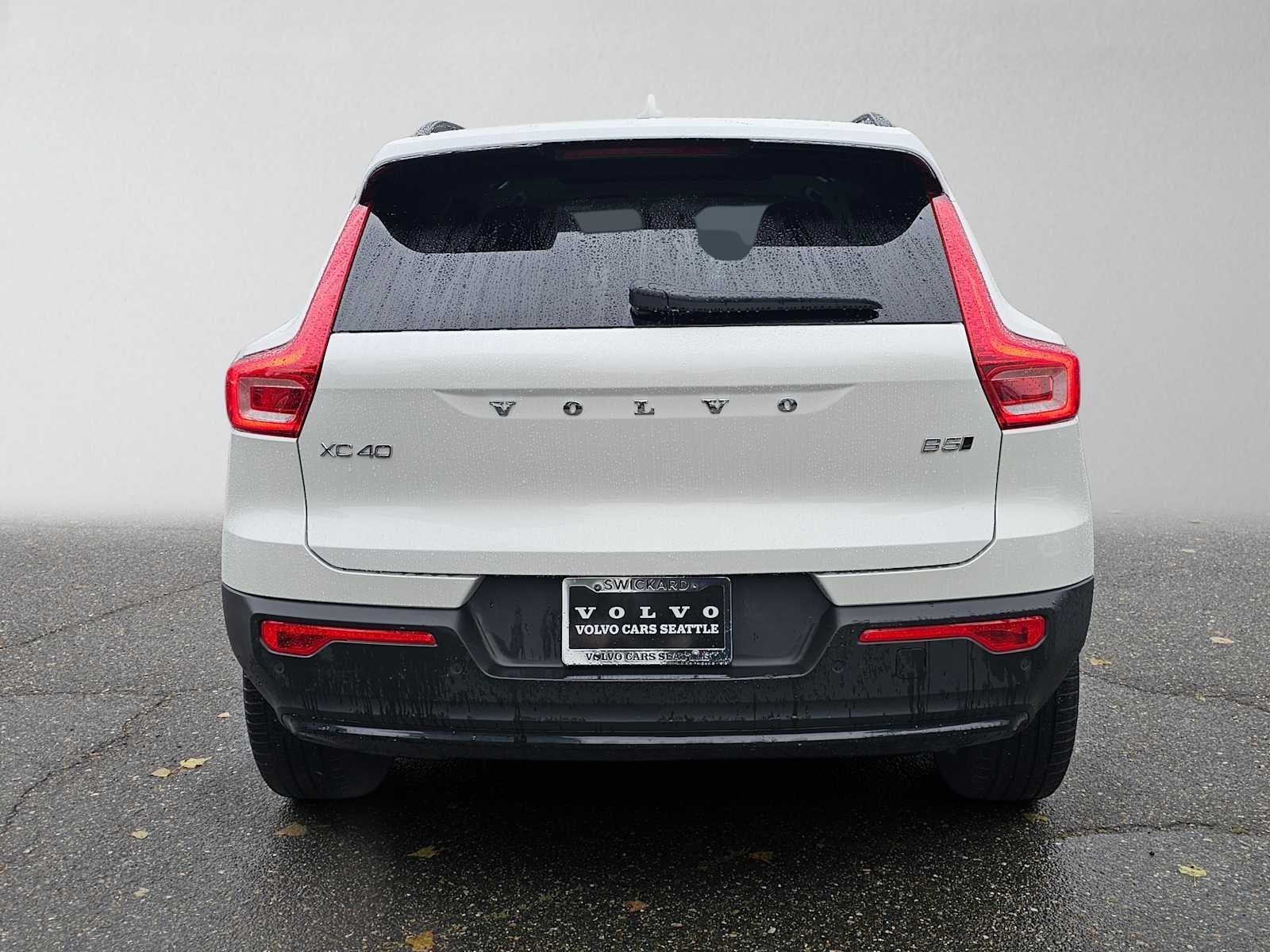 2024 Volvo XC40 Plus Dark Theme