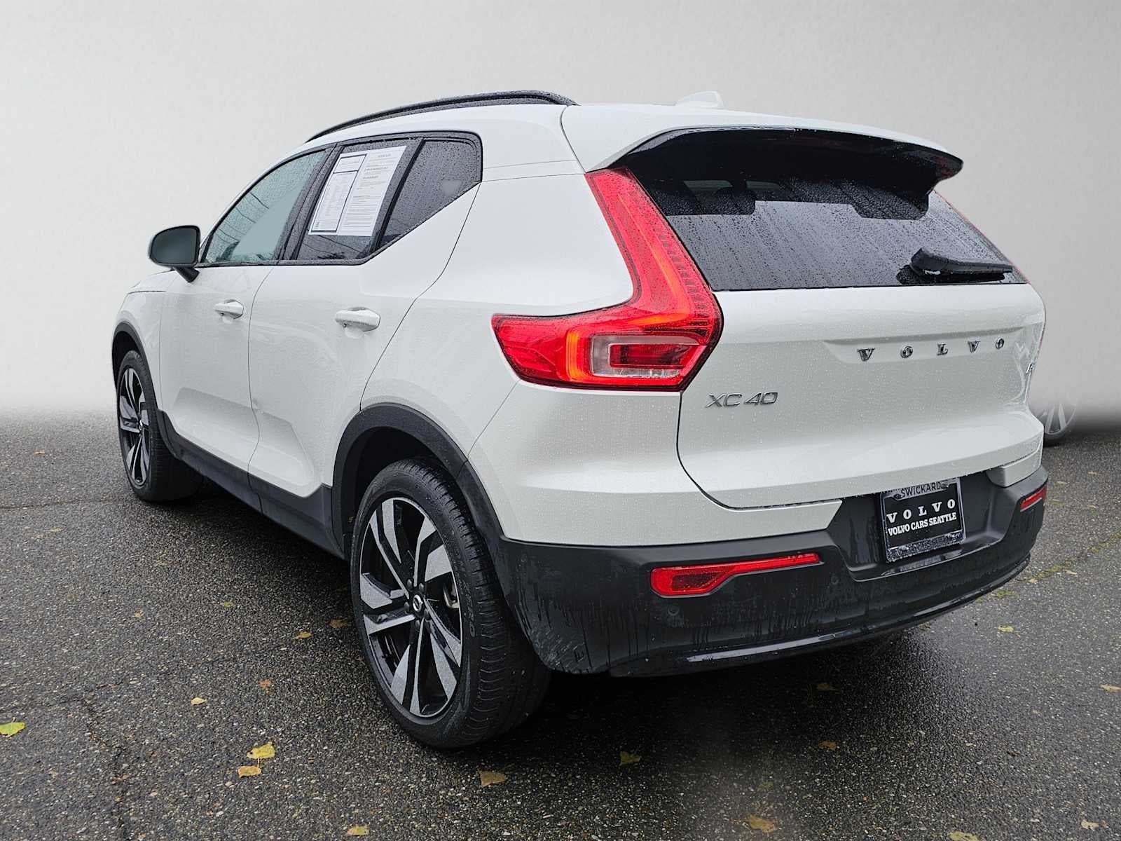 2024 Volvo XC40 Plus Dark Theme