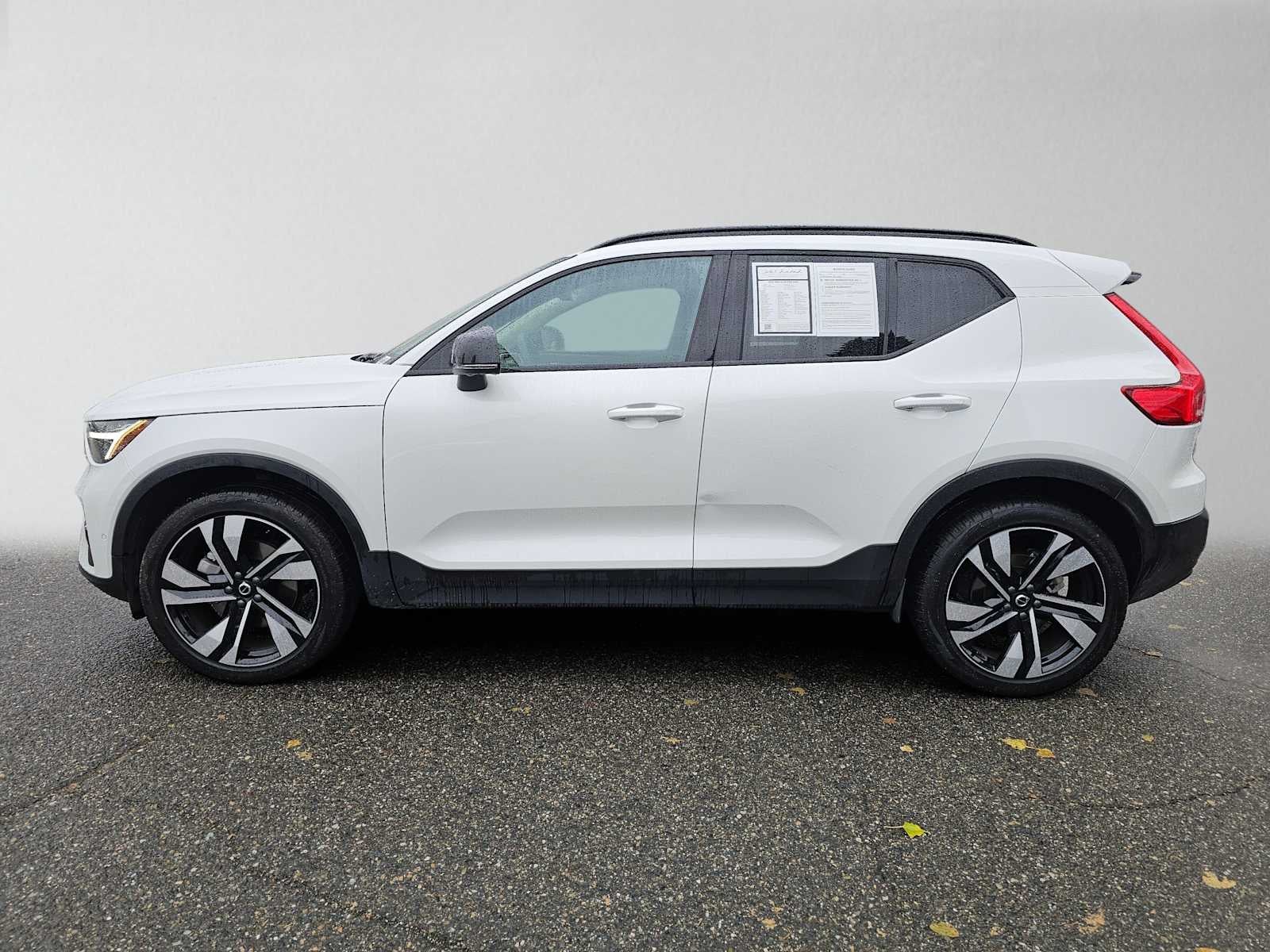 2024 Volvo XC40 Plus Dark Theme