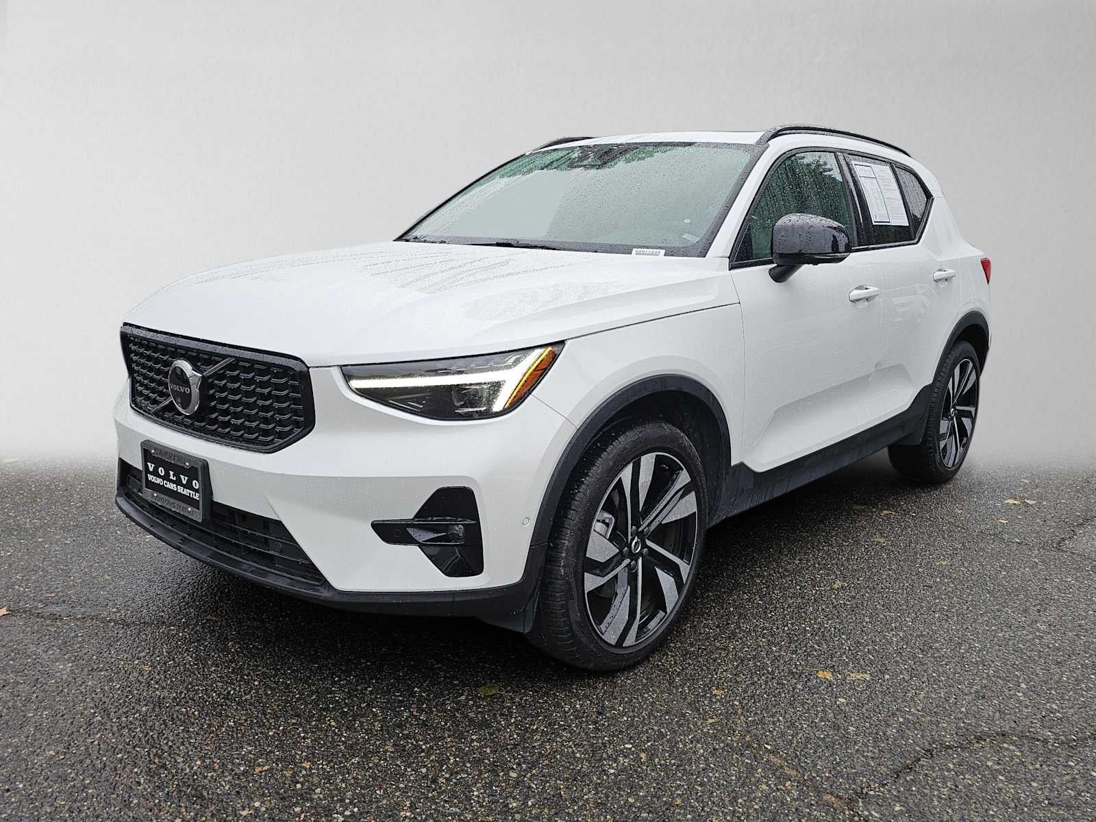 2024 Volvo XC40 Plus Dark Theme