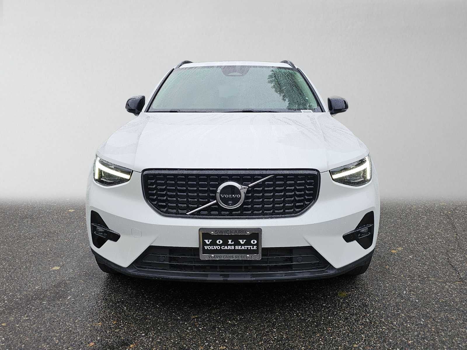2024 Volvo XC40 Plus Dark Theme