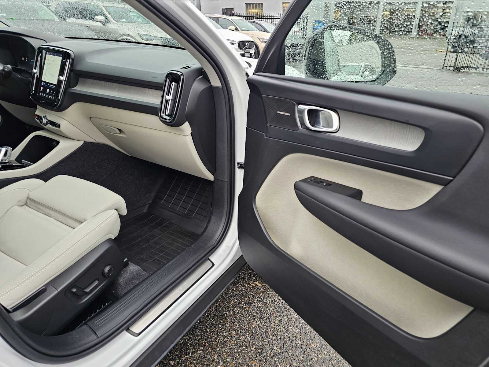 2024 Volvo XC40 Plus Dark Theme