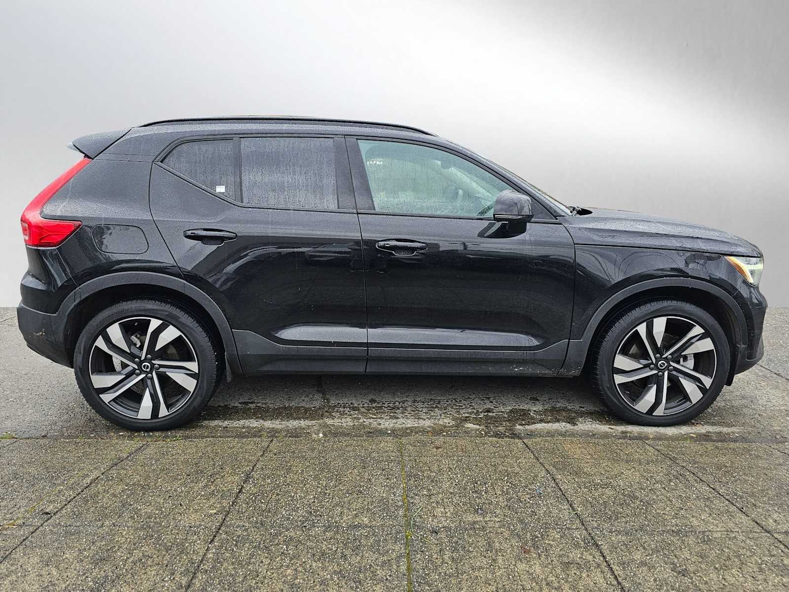 2024 Volvo XC40 Plus Dark Theme