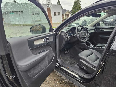2024 Volvo XC40 Plus Dark Theme