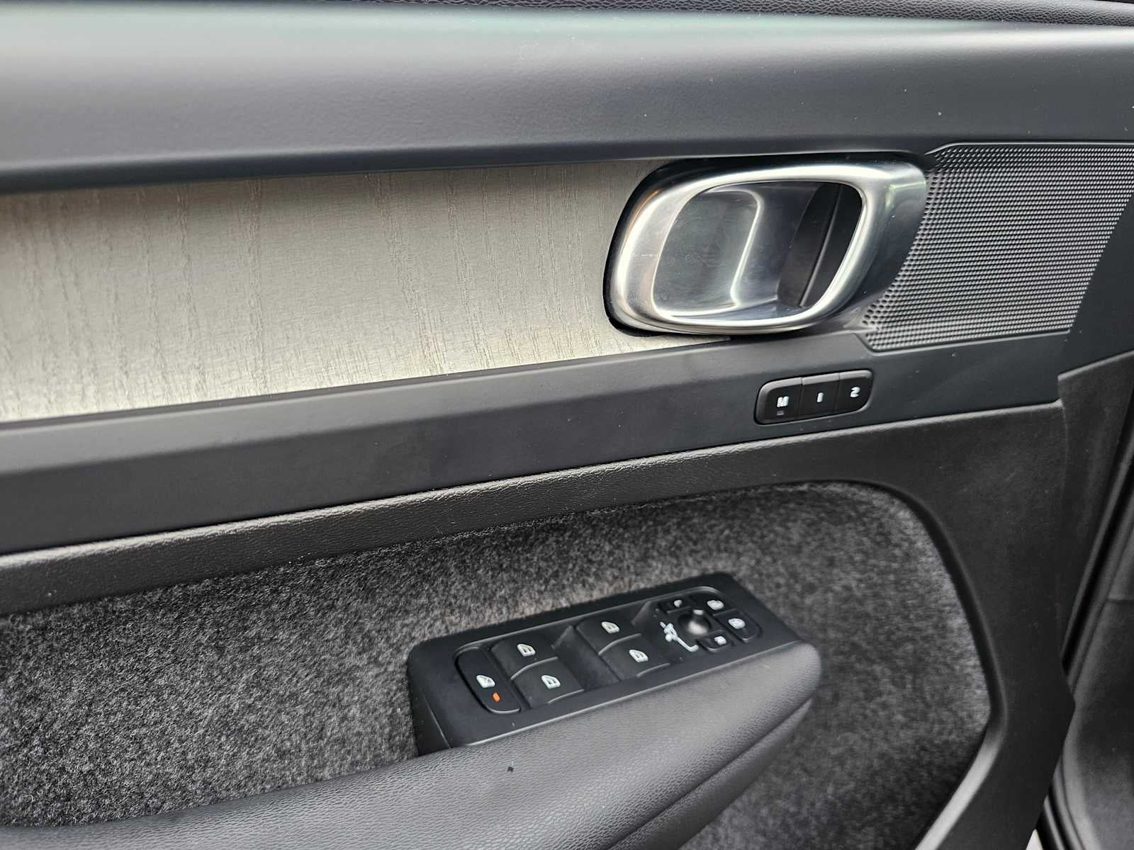 2024 Volvo XC40 Plus Dark Theme