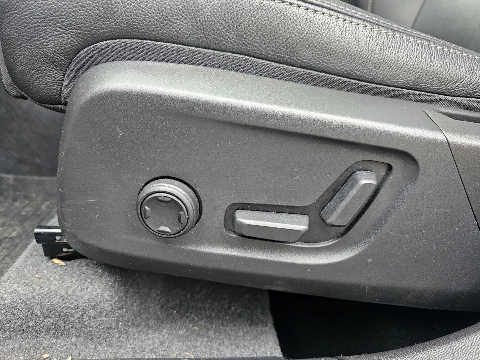 2024 Volvo XC40 Plus Dark Theme