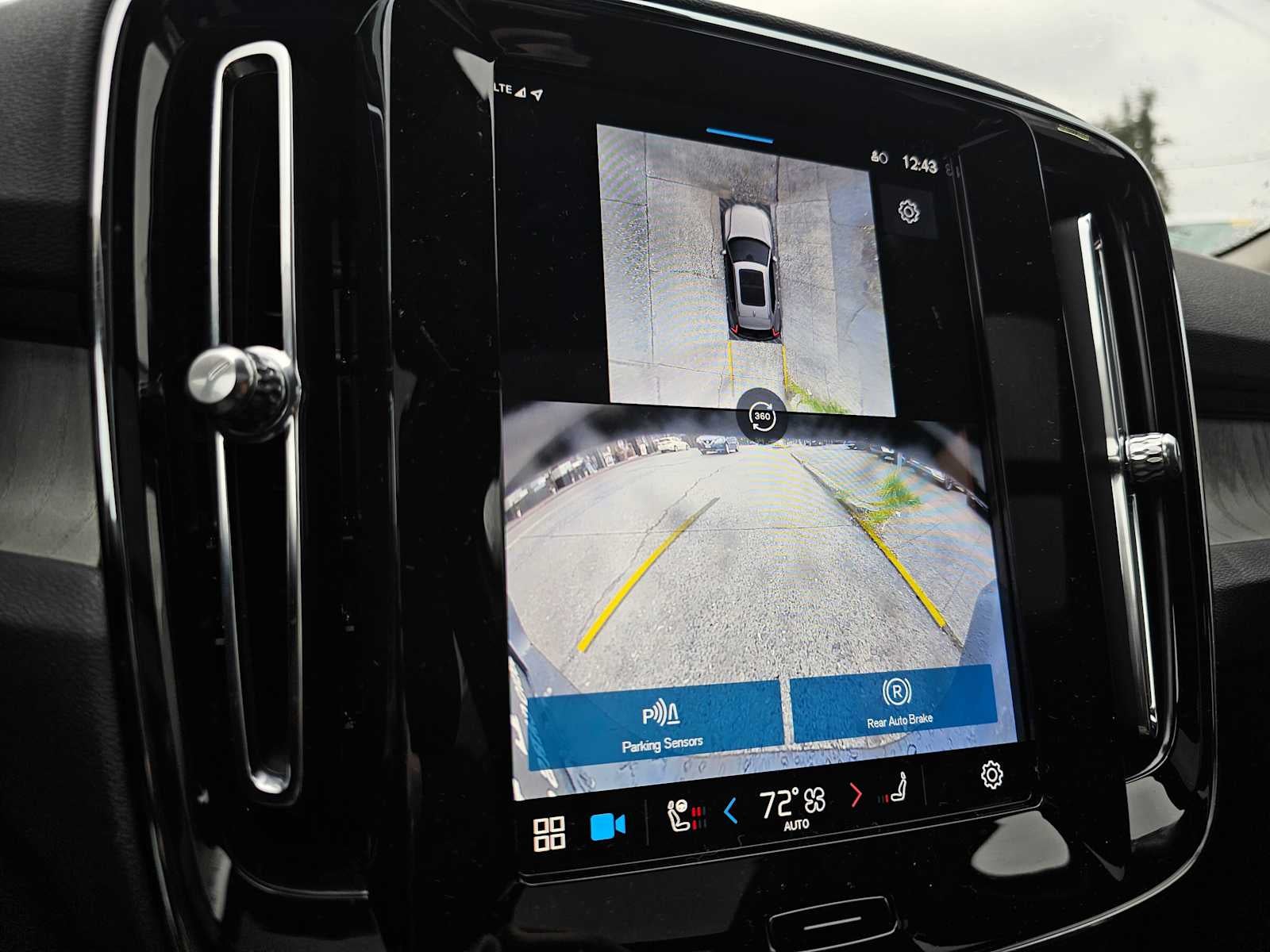 2024 Volvo XC40 Plus Dark Theme