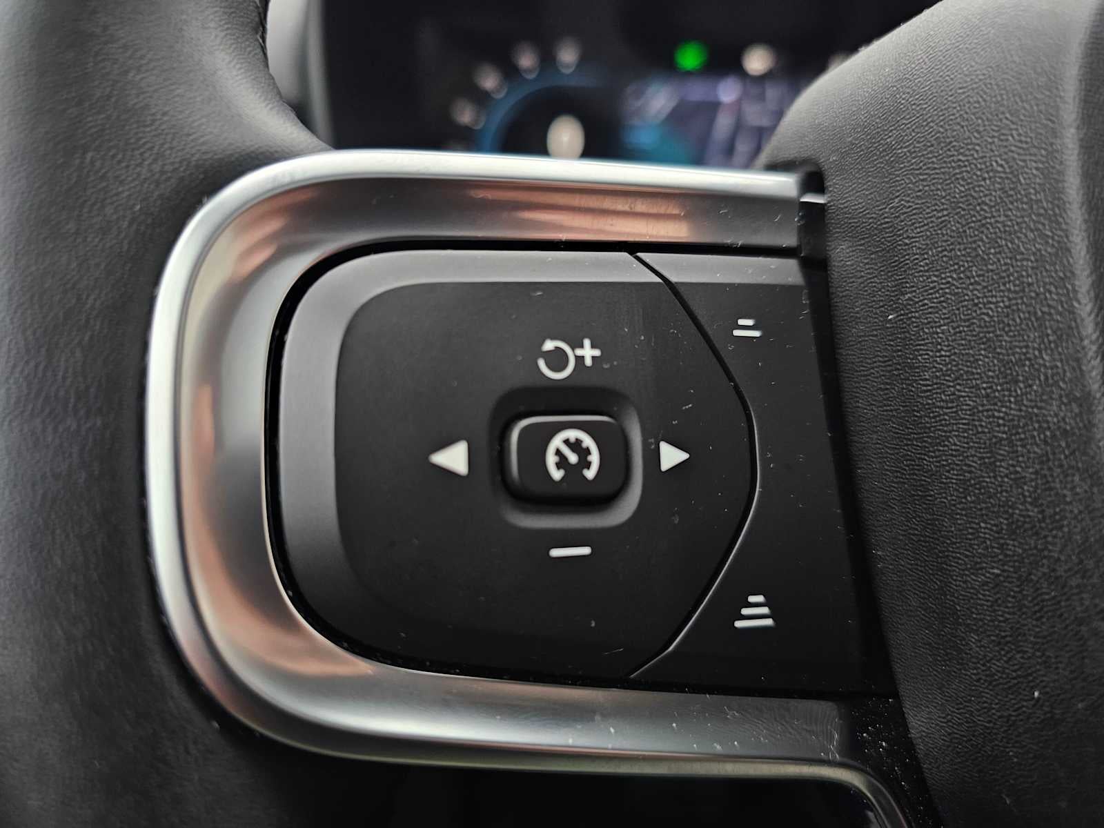 2024 Volvo XC40 Plus Dark Theme