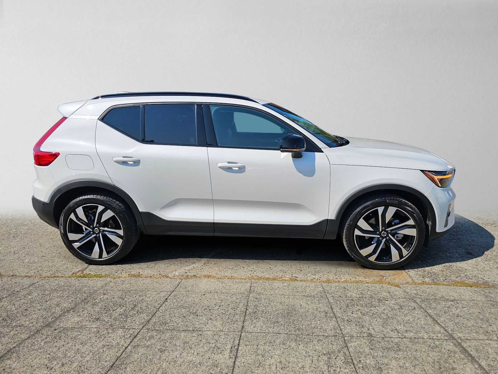 2025 Volvo XC40 Ultra Dark Theme