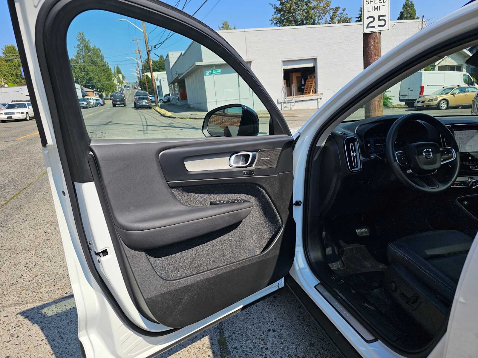 2025 Volvo XC40 Ultra Dark Theme