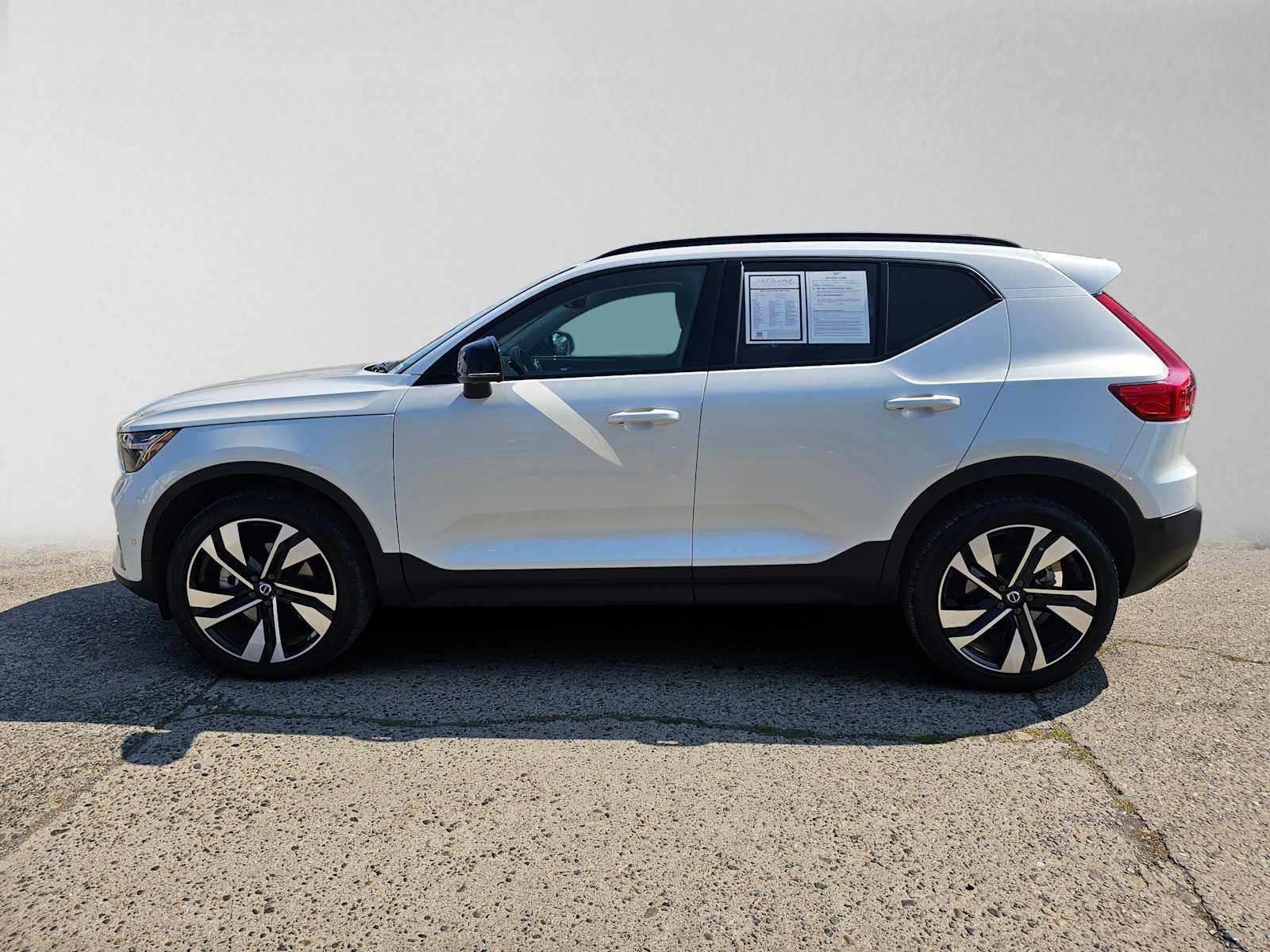 2025 Volvo XC40 Ultra Dark Theme