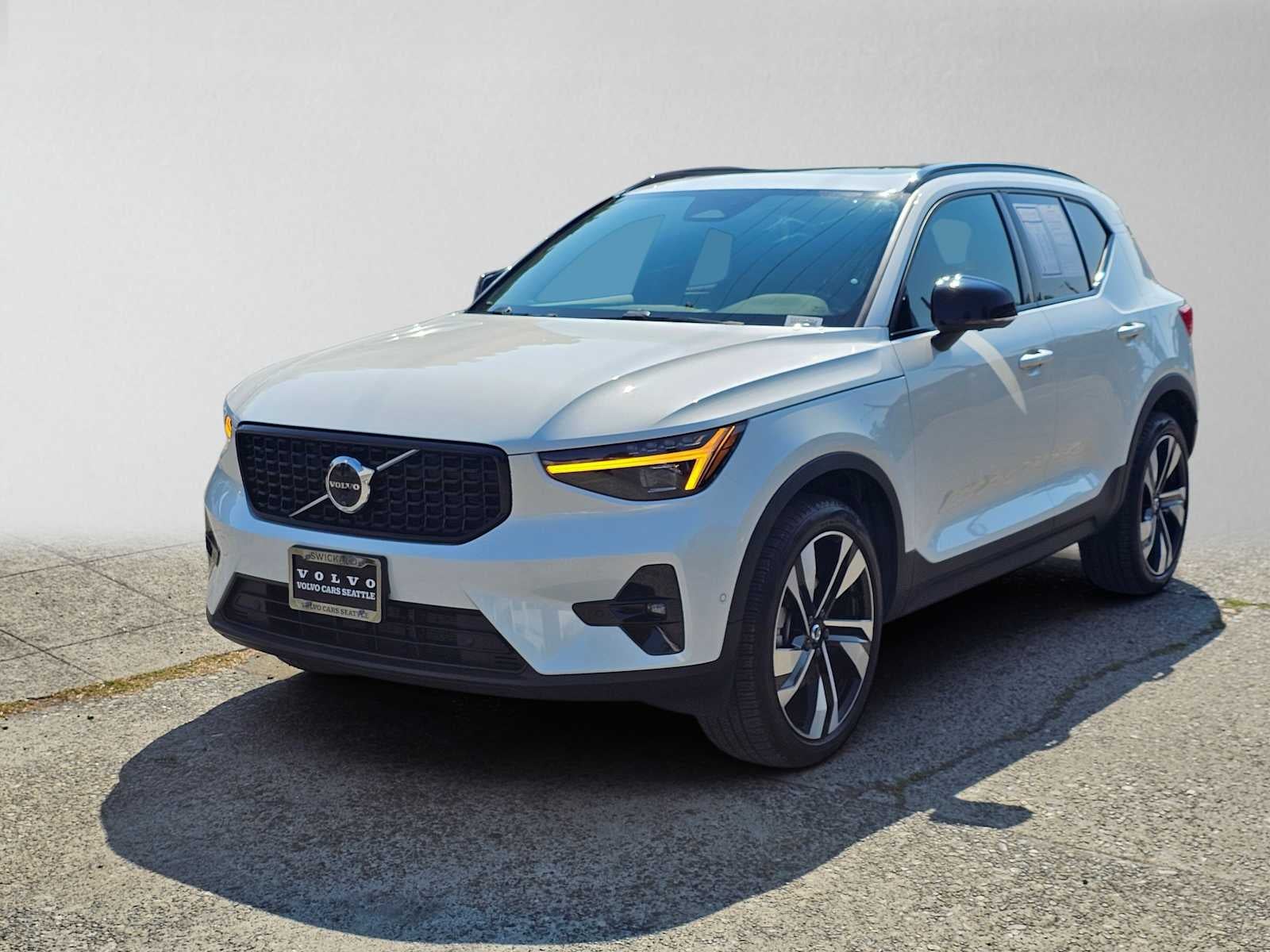 2025 Volvo XC40 Ultra Dark Theme