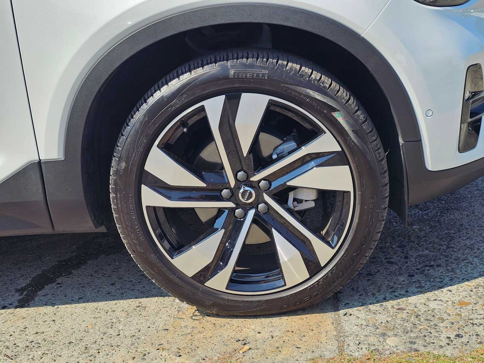 2025 Volvo XC40 Ultra Dark Theme