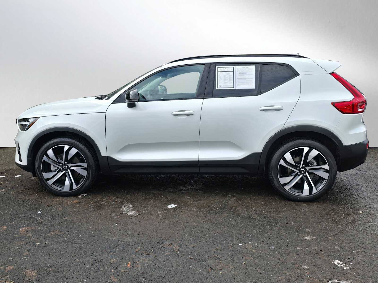 2024 Volvo XC40 Ultimate Dark Theme