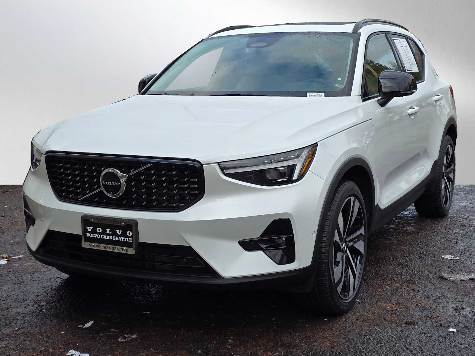 2024 Volvo XC40 Ultimate Dark Theme