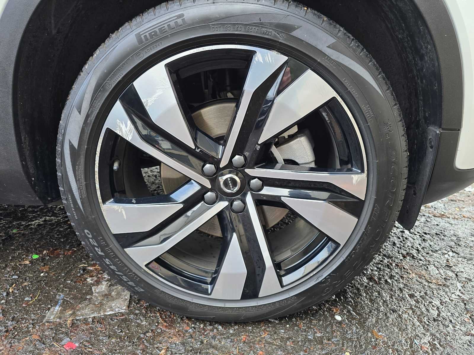 2024 Volvo XC40 Ultimate Dark Theme